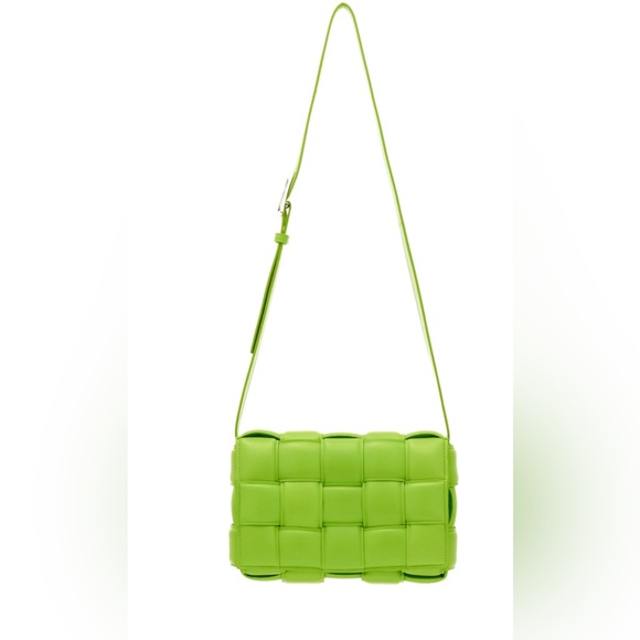 Bottega Veneta Padded Cassette bag in Acid Green leather - Picture 2 of 10